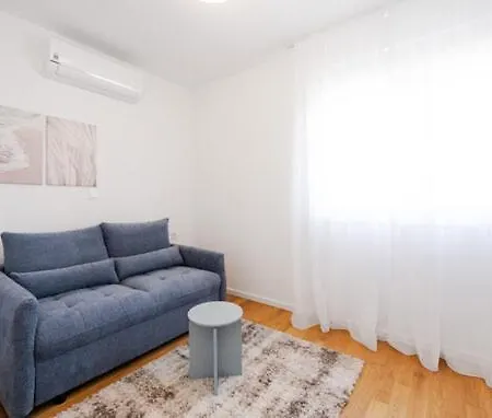 The 44 * ברודאריצה